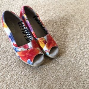 Tom’s Floral Wedge Heels